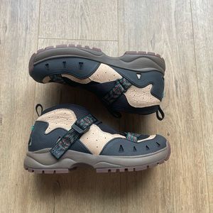 NWOT Teva Revive ‘94 Mid Waterproof Hiking Boot/Shoe